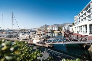 een jachthaven met boten aangemeerd naast een gebouw bij Radisson Blu Hotel Waterfront, Cape Town in Kaapstad