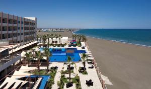 蘇哈爾的住宿－Radisson Blu Hotel & Resort, Sohar，享有海滩和海洋的空中景致