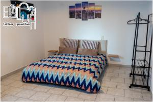 um quarto com uma cama num quarto em Great Villa Philipi em Krinídhes