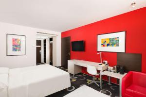 Televízia a/alebo spoločenská miestnosť v ubytovaní Park Inn by Radisson Sarvar Resort & Spa - All Inclusive