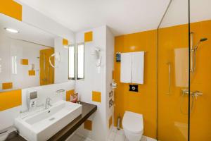 Kúpeľňa v ubytovaní Park Inn by Radisson Sarvar Resort & Spa - All Inclusive