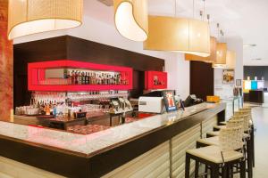 Lounge nebo bar v ubytování Park Inn by Radisson Sarvar Resort & Spa