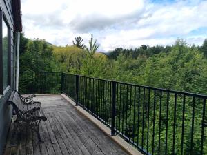 Balkon atau teras di Treetop Treasure - Hanmer Springs Holiday Home