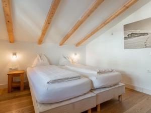 - 2 lits installés sur un banc dans une pièce dans l'établissement Brixen 1, à Brixen im Thale