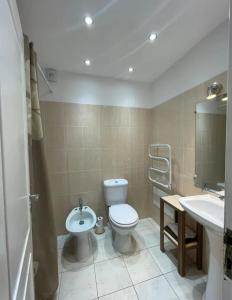 ein Bad mit einem WC und einem Waschbecken in der Unterkunft Simpático apartamento com piscina em Albufeira in Albufeira