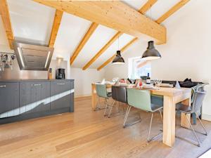 Il comprend une cuisine et une salle à manger avec une table et des chaises en bois. dans l'établissement Brixen 1, à Brixen im Thale