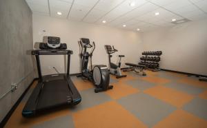 een fitnessruimte met loopbanden en hometrainers in een kamer bij Hotel Windrow in Ellensburg