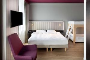 1 dormitorio con 1 cama, 1 silla y 1 escalera en Park Inn by Radisson Central Tallinn en Tallin