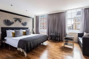Postel nebo postele na pokoji v ubytování Holmes Hotel London