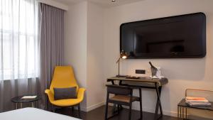 TV a/nebo společenská místnost v ubytování Holmes Hotel London