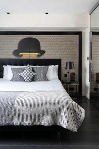 Postel nebo postele na pokoji v ubytování Holmes Hotel London