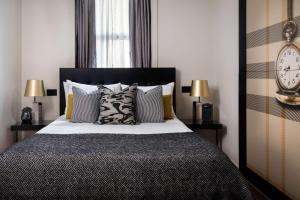 Postel nebo postele na pokoji v ubytování Holmes Hotel London