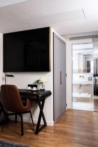 TV a/nebo společenská místnost v ubytování Holmes Hotel London