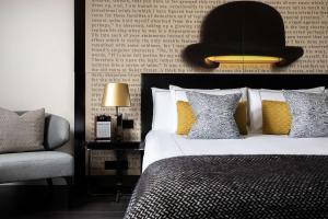 Postel nebo postele na pokoji v ubytování Holmes Hotel London