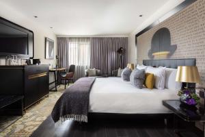 Postel nebo postele na pokoji v ubytování Holmes Hotel London