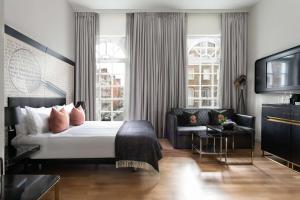 Postel nebo postele na pokoji v ubytování Holmes Hotel London