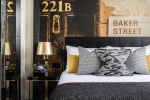 Postel nebo postele na pokoji v ubytování Holmes Hotel London