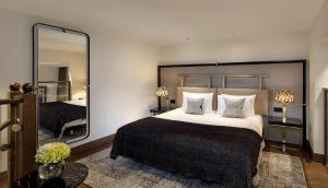Postel nebo postele na pokoji v ubytování Holmes Hotel London