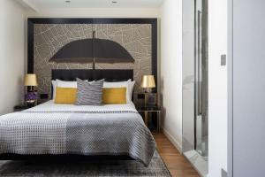 Postel nebo postele na pokoji v ubytování Holmes Hotel London