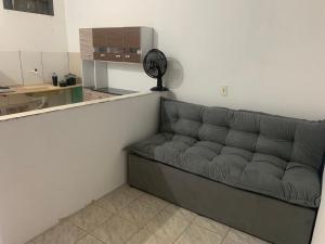 a couch in the corner of a room with a kitchen at ADE águas claras 01 in Brasilia