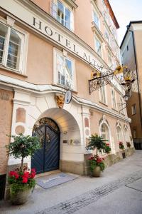 un edificio con una porta e fiori davanti di Radisson Blu Hotel Altstadt a Salisburgo