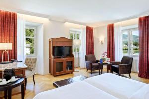 ザルツブルクにあるラディソン サス ホテル アルトシュタットのベッドとテレビが備わるホテルルームです。