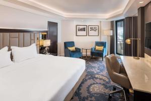 Postel nebo postele na pokoji v ubytování Radisson Blu Hotel, Dubai Deira Creek