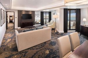 TV a/nebo společenská místnost v ubytování Radisson Blu Hotel, Dubai Deira Creek