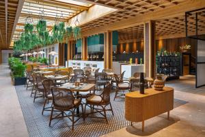 Restaurace v ubytování Radisson Blu Hotel, Dubai Deira Creek