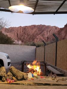 eine Feuerstelle auf einem Parkplatz mit Bergblick in der Unterkunft CASA de PURMAMARCA in Purmamarca