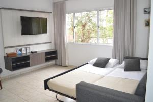 Habitación de hotel con 2 camas y TV de pantalla plana. en Aires de Cataratas en Puerto Iguazú