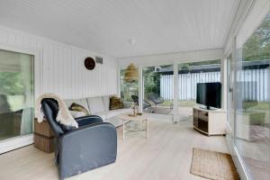 Телевизор и/или развлекательный центр в Newly Renovated Holiday Home In The Forest