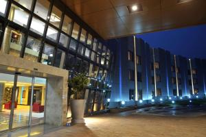 un grande edificio con cortile di fronte ad esso di notte di Radisson Blu Hotel Lusaka a Lusaka