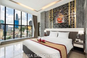 Giường trong phòng chung tại EEA Central Saigon Hotel +41 ảnh