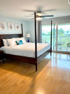 ein Schlafzimmer mit einem Bett und einem großen Fenster in der Unterkunft SeaSide Townhome, Spacious 2br 3bath Leeward Grace Bay, Providenciales, walk to beach in Providenciales