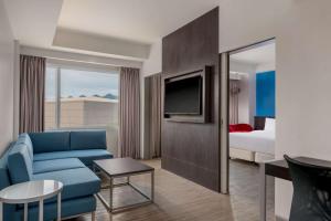 TV a/nebo společenská místnost v ubytování Park Inn By Radisson Iloilo