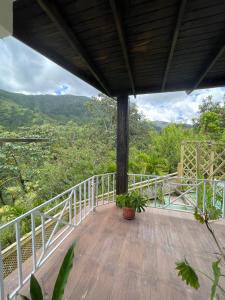 einen Balkon eines Hauses mit Bergblick in der Unterkunft Starlight Chalet & Health Spa in Spa Spring