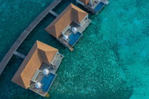 eine Luftansicht eines Resorts im Wasser in der Unterkunft Radisson Blu Resort Maldives in Fenfushi