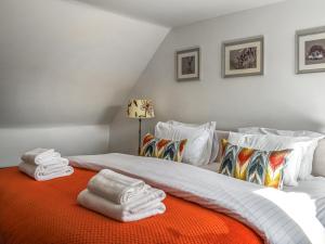sypialnia z 2 białymi ręcznikami na łóżku w obiekcie Summerleaze House w mieście Bude