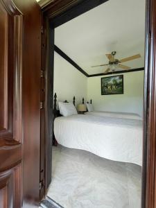 Ein Bett oder Betten in einem Zimmer der Unterkunft Starlight Chalet & Health Spa