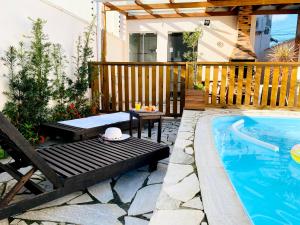 a backyard with a swimming pool and a house at Sobrado1 Porto Belo Viva uma experiência diversa! in Porto Belo