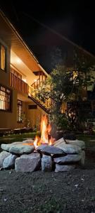 eine Feuerstelle vor einem Haus in der Nacht in der Unterkunft LA CASA DE PASCUALA in Villa Rica