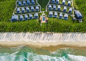una vista aérea de un edificio en la playa en Radisson Blu Resort Cam Ranh, en Cam Ranh
