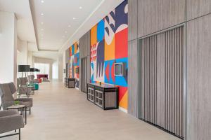 un vestíbulo de oficina con un mural colorido en la pared en Park Inn By Radisson Bacolod, en Bacolod