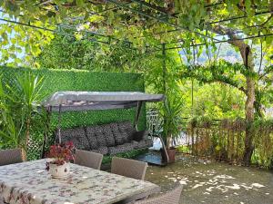 Aed väljaspool majutusasutust Guesthouse DONA