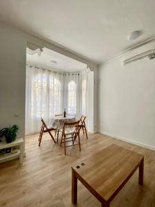 a living room with a table and chairs in it at Central Apartment BCN in Barcelona