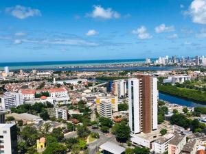 an aerial view of a city with the ocean at FLAT ILHA DO LEITE - DENTRO PÓLO MÉDICO in Recife