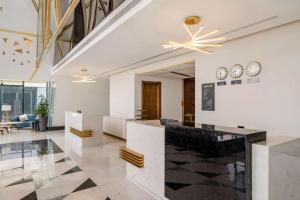 فندق راديسون بلو الرياض قرطبه في الرياض: لوبي فيه مكتب استقبال وساعات على الحائط
