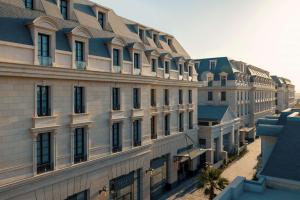 une vue aérienne sur un grand bâtiment dans l'établissement Mansard Riyadh, a Radisson Collection Hotel, à Riyad