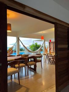 uma sala de jantar aberta com uma mesa e cadeiras em Villa Paririö em Canoa Quebrada